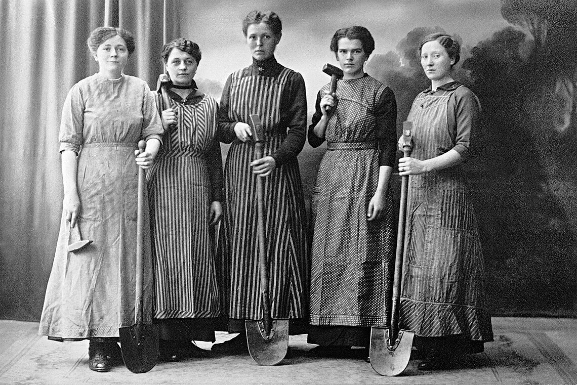 Arbeiterinnen der Schaufel- und Spatenfabrik um 1914