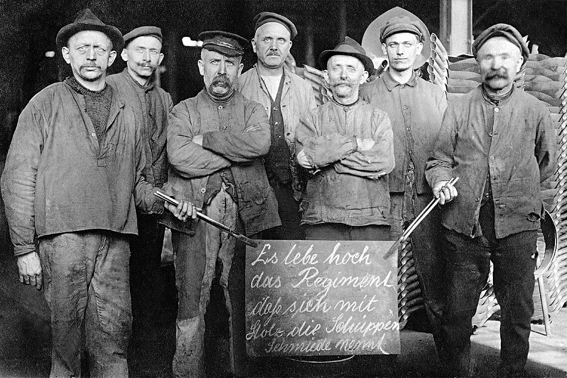 Arbeiter der Schaufel- und Spatenfabrik um 1910
