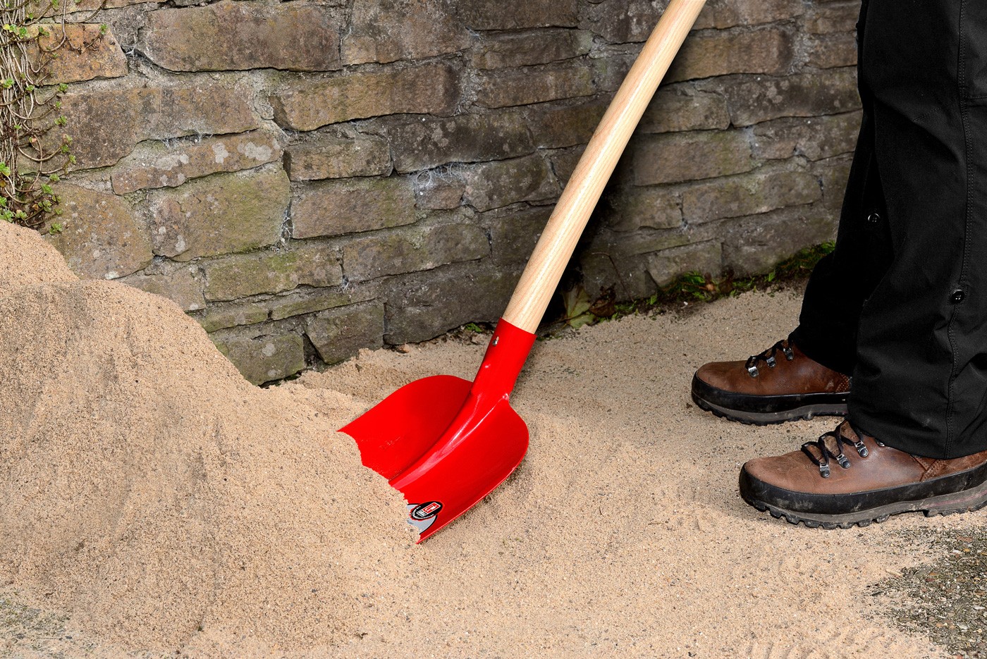 shovel sand with a RUHR-BRILLANT shovel